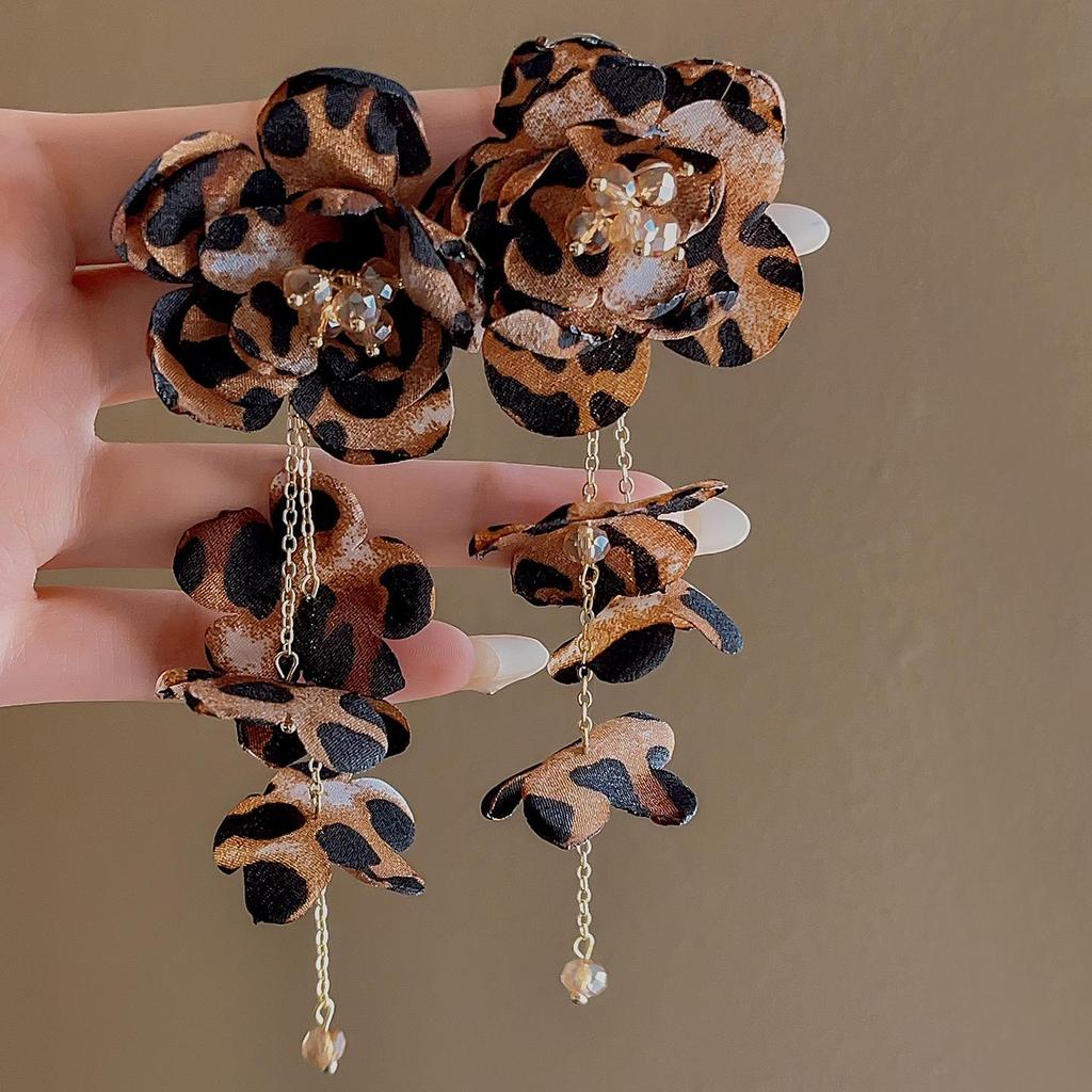 2025 Осень/Зима Женские Высококлассные Простые Серьги: Универсальный дизайн с системой цветов Майяра