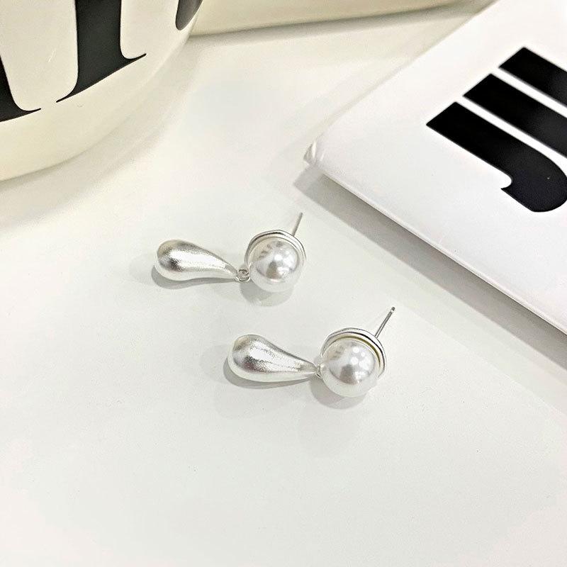 High-end French Retro Pearl Water Drop Earrings Lady Style Light Luxury Niche Design Sense Women
