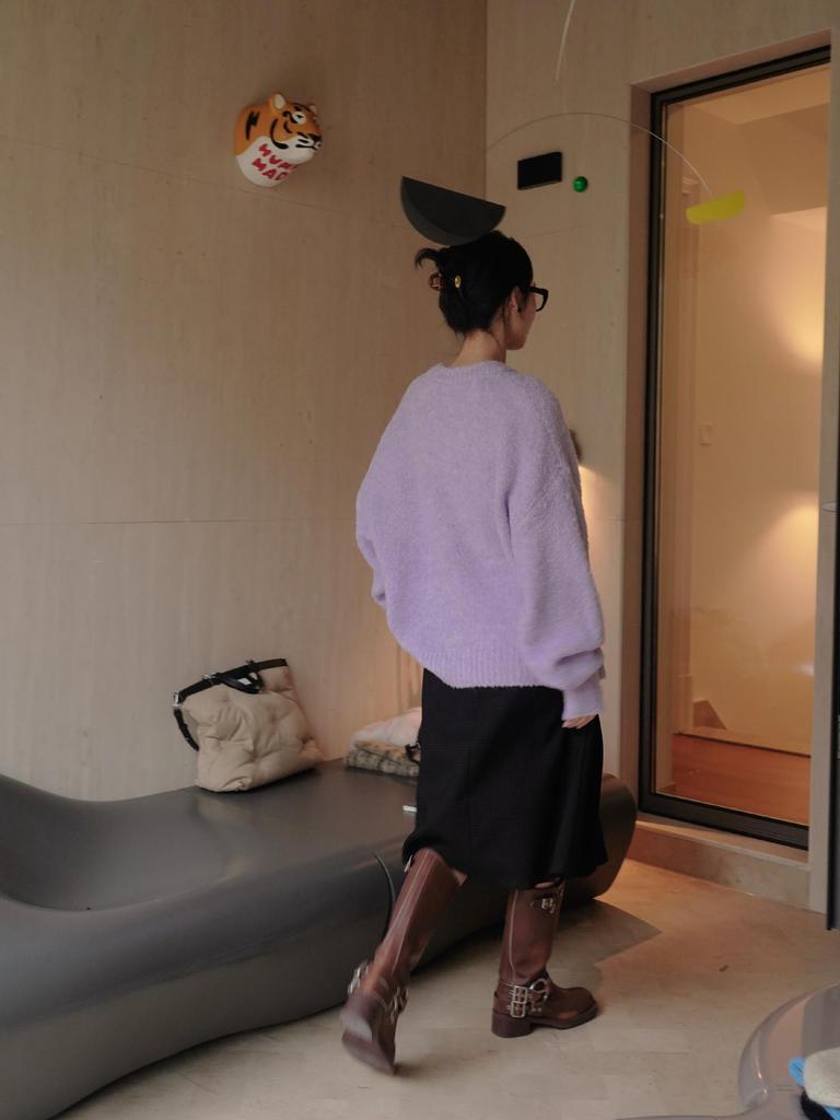 Louvre Уютный коричневый свитер с V-образным вырезом: Мягкий, свободный силуэт, идеально подходит для зимы