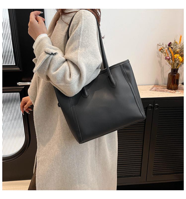 2024 Retro Large Capacity Women's Tote: Stylish Korean-Style, Trendy Autumn/Winter Single Shoulder Commuter Bag