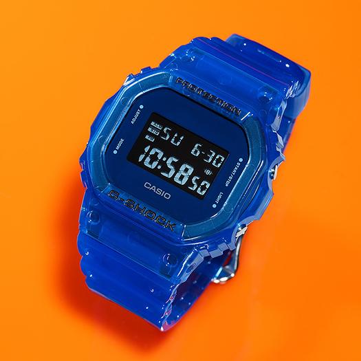 Casio Мужские кварцевые часы G-SHOCK с resin-корпусом, водозащитой 200 м, ударопрочные, с будильником DW-5600SB-2