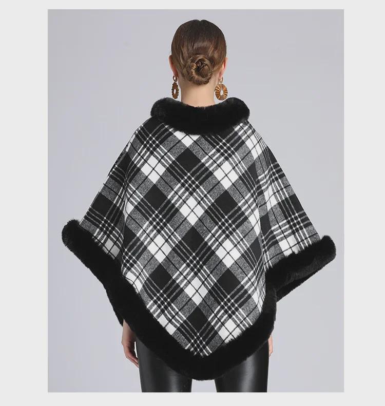 Осенне-зимняя вязаная накидка в клетку с меховым воротником