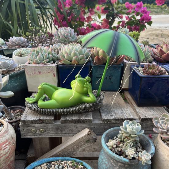 Solar Frog Garden Statue with LED Lights Frog Sculpture Decoration Outdoor Decor Animal Figurine