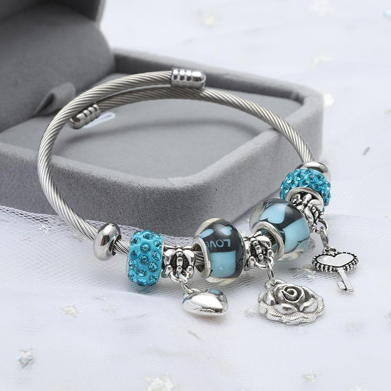 Стильный женский браслет из нержавеющей стали с шармами