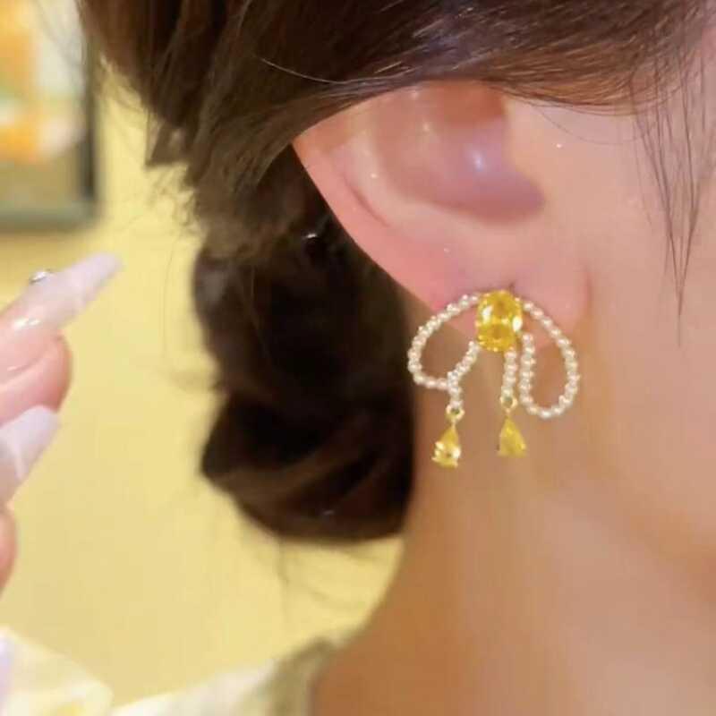 Серьги-пусеты с желтым хрустальным бантом и жемчугом - Элегантные и универсальные