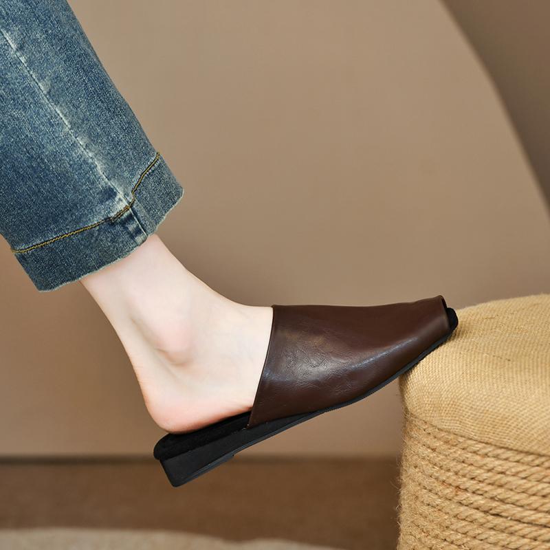 Женские мюли с закрытым носком, сандалии, новая кожаная обувь для женщин, модные современные шлепанцы, слайды, женская обувь с открытым носком и низким каблуком