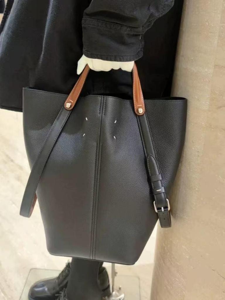 "2025 Retro Bucket Bag: Versatile, Large-Capacity Handbag for Autumn and Winter"