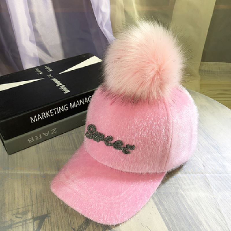 Осенне-зимняя теплая шапка женская бейсболка с искусственным помпоном, стразами и надписью в виде морского конька