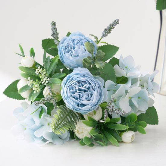 Полезное растение в горшке, имитирующее легкий вес и легкий уход.