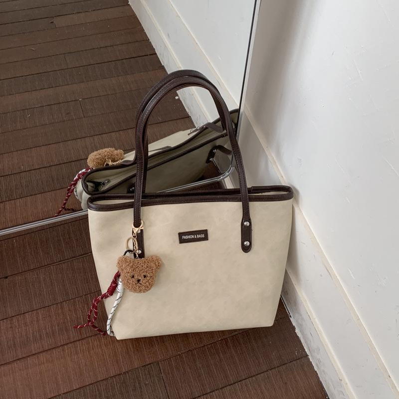 Стильная вместительная сумка-тоут через плечо в стиле Commuter Chic