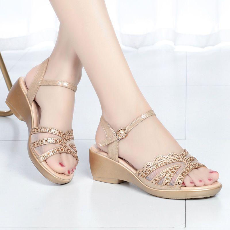 Роскошные летние женские сандалии 2024 года из мягкой кожи на среднем каблуке с наклонным каблуком, женские повседневные сандалии, нескользящая удобная женская обувь