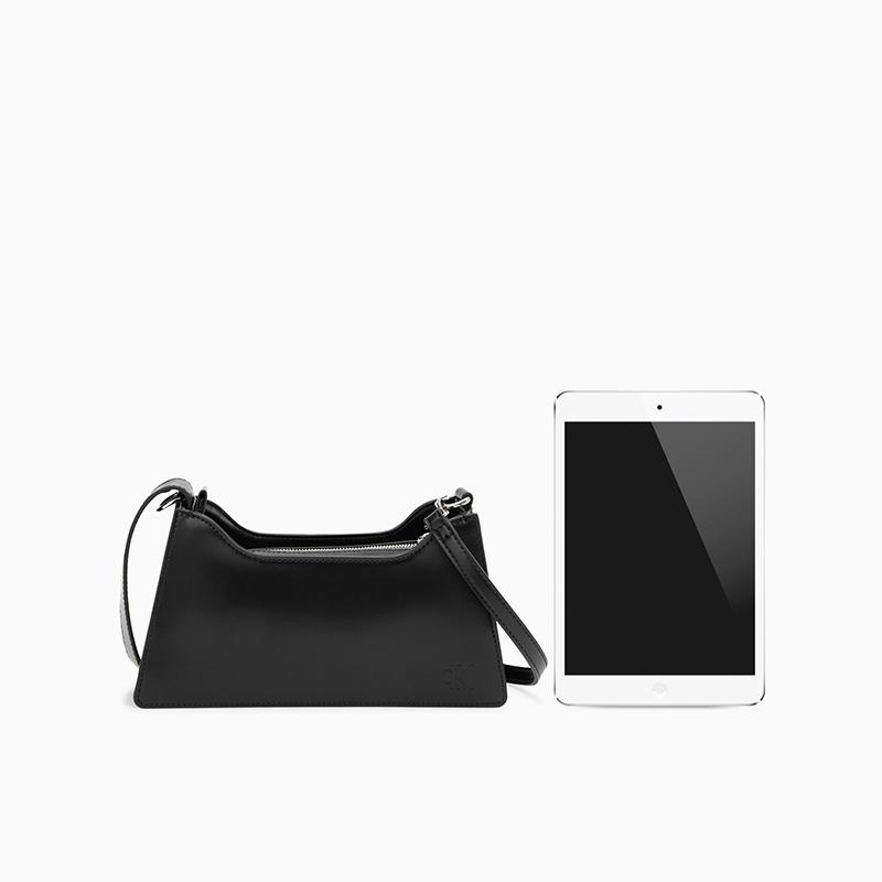 Calvin Klein Модная женская черная сумка через плечо трапециевидной формы из синтетического материала с тиснением в виде букв