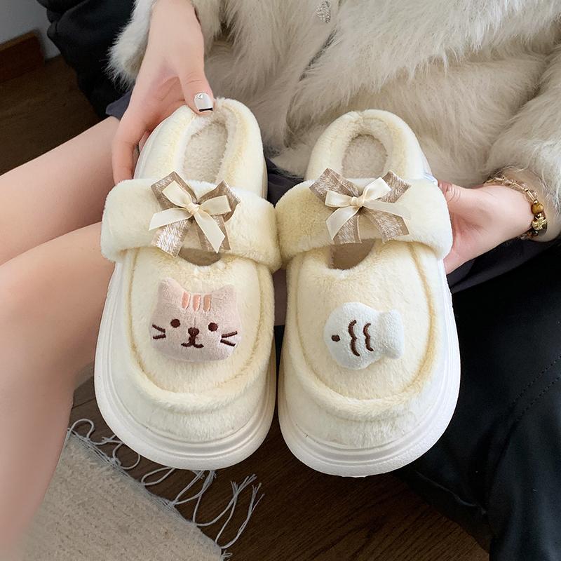 Модные милые мультяшные плюшевые украшения, домашние тапочки для женщин 2025, зимние милые тапочки с бантиком, теплые короткие плюшевые спальные тапочки