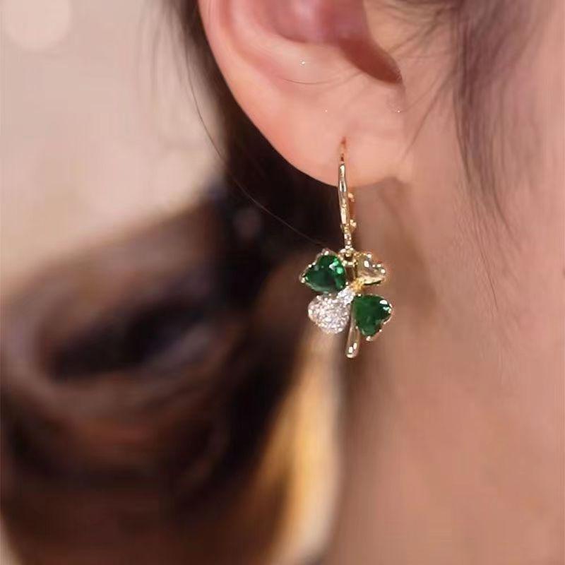 Зеленые серьги с пряжкой в виде четырехлистного клевера Green Lucky, нишевые дизайнерские серьги, изысканные модные серьги-джокеры