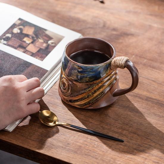 Керамическая кружка ручной работы 320 мл Винтажная чашка для чая и кофе с ротанговой ручкой Креативный спиральный дизайн Градиентная глазурь Посуда для напитков Домашний декор Подарки