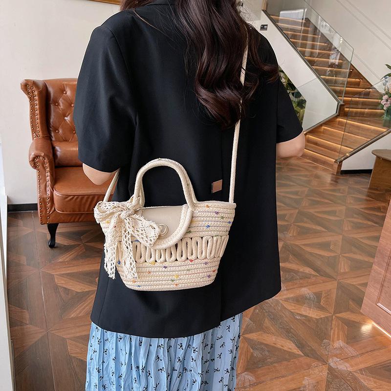 Large Capacity Bag New Spring Fashion Braided Shoulder Bag for Women Large Capacity Tote Bag Niche Beach Bag