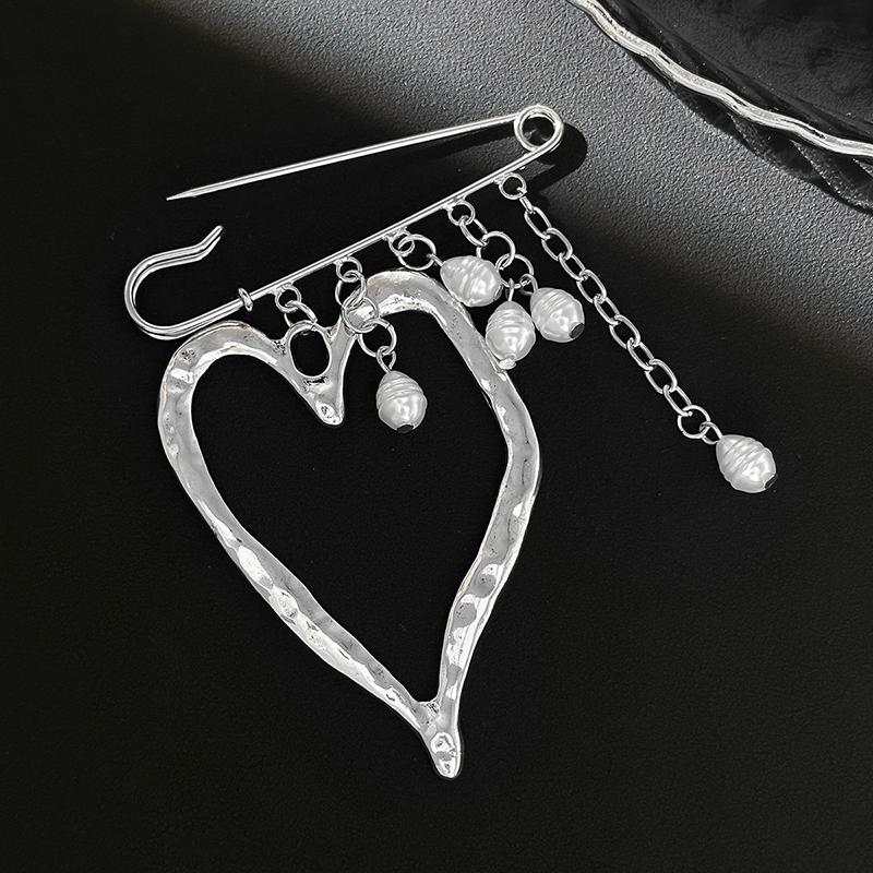 Creative Beaded Heart Shaped Tassel Metal Brooches Adjusting The Pant Legs Belt Safety Pin Versatile Clothing Decor