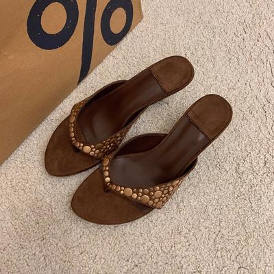 2025 новые высококлассные тапочки в европейском и американском стиле с заклепками на носке, крутые шлепанцы из замши в елочку на высоком каблуке, женская летняя уличная обувь