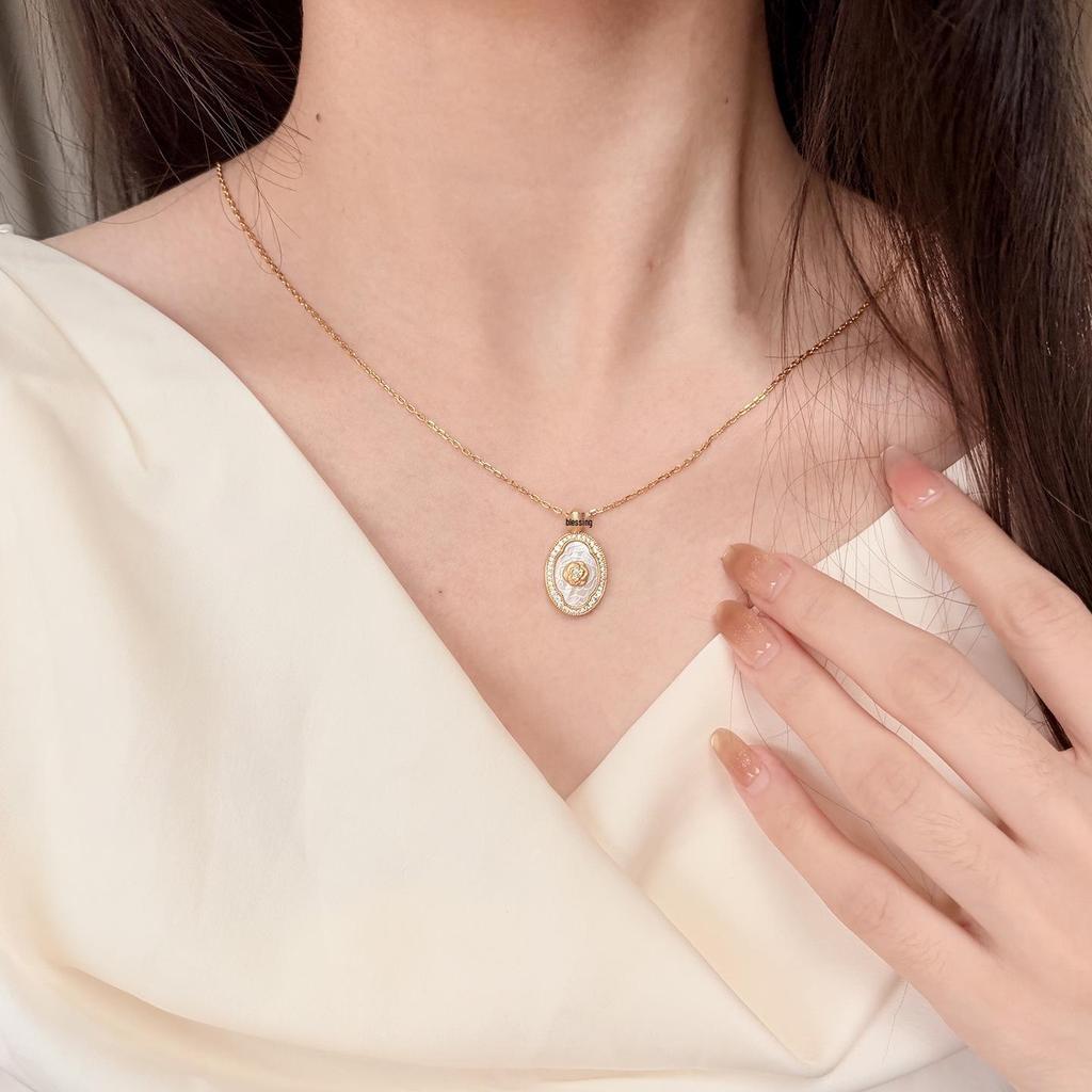 Серебряное колье-роза S925 и серьги из белого перламутра со стразами