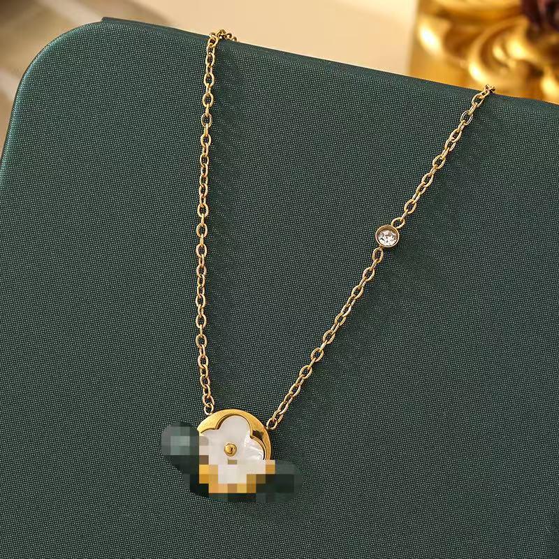 Браслет из титана с покрытием из 18-каратного золота 'Четырехлистный клевер' - Универсальный, не выцветающий, модный аксессуар класса люкс с перламутровыми акцентами