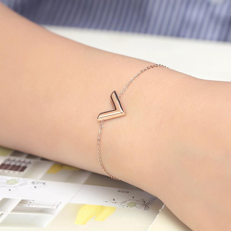 2024 Элегантное золотое колье с буквой V для женщин - Летняя легкая роскошь, цепочка на ключицу, устойчивая к потускнению, издание Танабата.