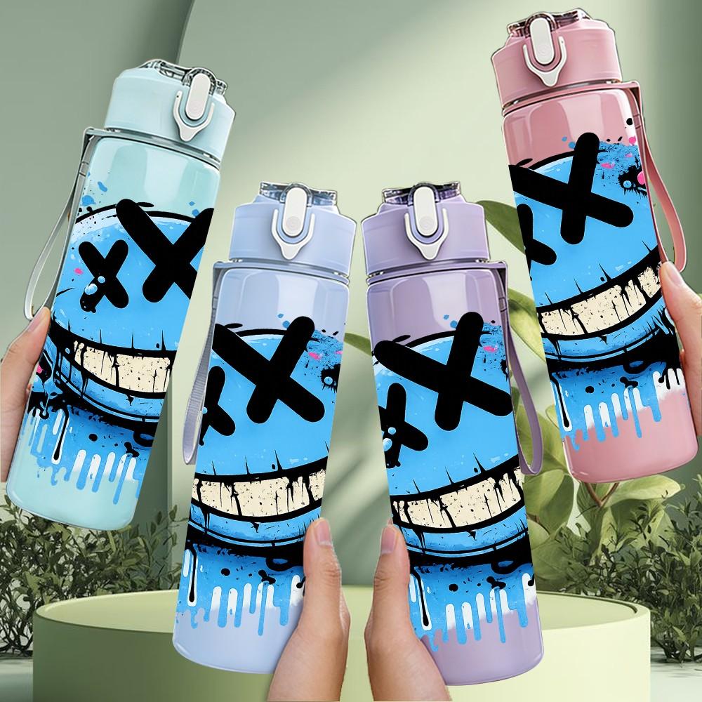 1PC Blue Smiley Angry Graffiti Print 750ml Color Plastic Sports Water Bottle Leakproof Flip Straw Lid Suitable for Sports Office Home Use