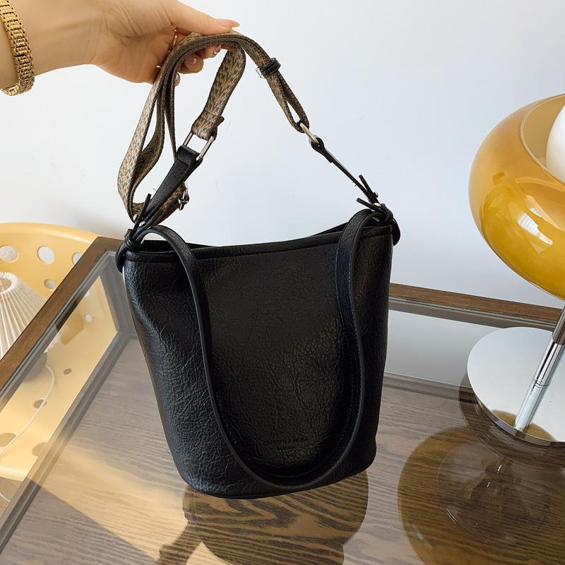 Bags Retro Fashion Commuter Bucket Bags Women's New Casual Versatile Shoulder Armpit Bags Niche Foreign Messenger Bags