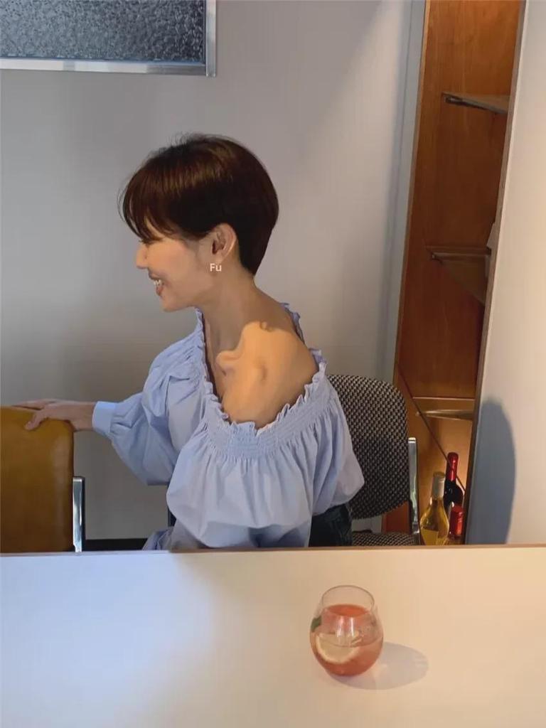 Корейский шик Двусторонняя рубашка с открытыми плечами и рукавами-фонариками для женщин - Французский молочно-голубой отбеливающий дизайн