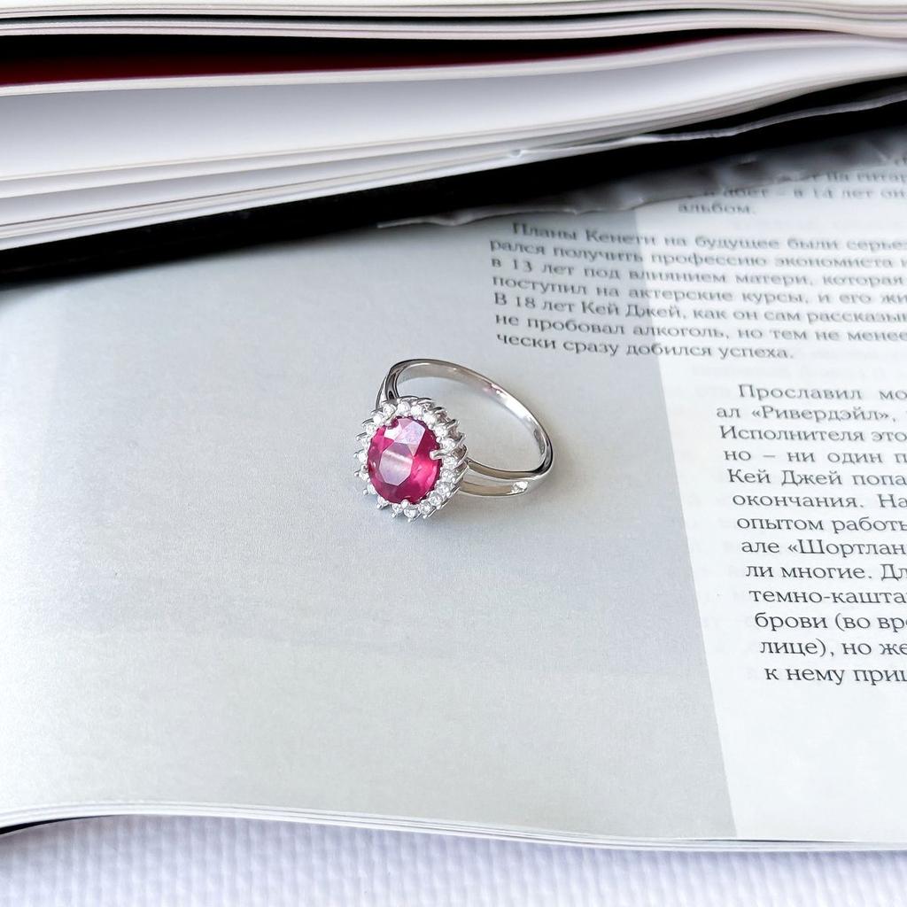 Серебряное кольцо с натуральным рубином, фианитами, вес изделия 3,41 гр (2165088)