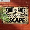 2D Flat 1pc 12"x8" Retro Dog Escape Aluminium Wall Art with "SHUT THE GATE DOG PLANNING ESCAPE" Quote - Vintage Pet Decor, Funny Dog Design, Durable