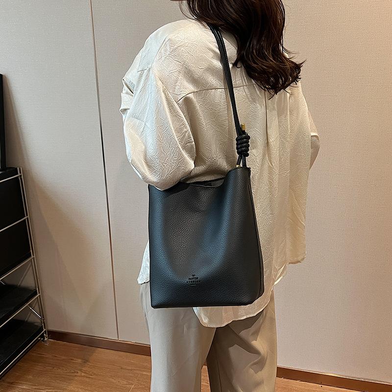 Осенне-зимняя ретро-сумка большого объема для женщин 2024 года, новая модная сумка через плечо, высококачественная сумка-ведро