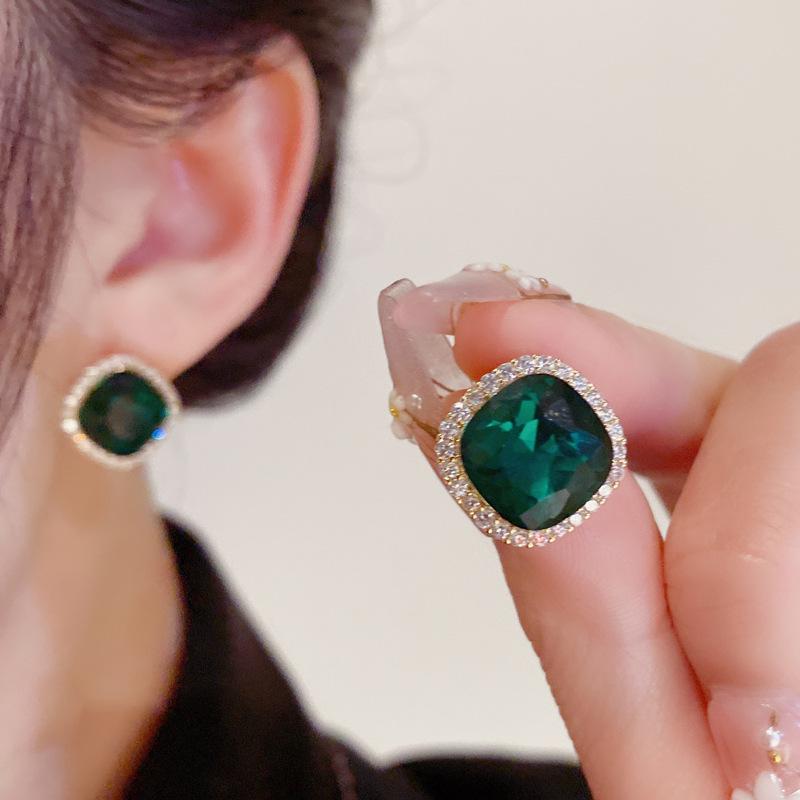 Новые летние серьги с зелеными кристаллами — стильный, уникальный, простой дизайн