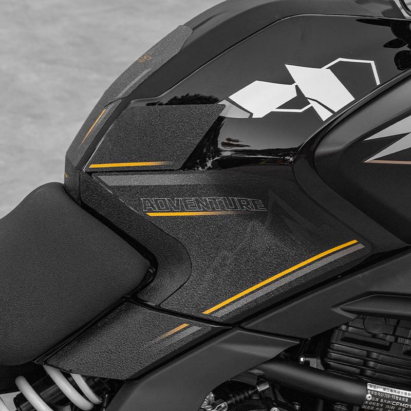 Используется для CFMOTO 700MT 2025 Мотоцикла Комплекты Защитных Наклеек на Бензобак Декоративные Наклейки на Бензобак Мотоцикла Устойчивые к Истиранию