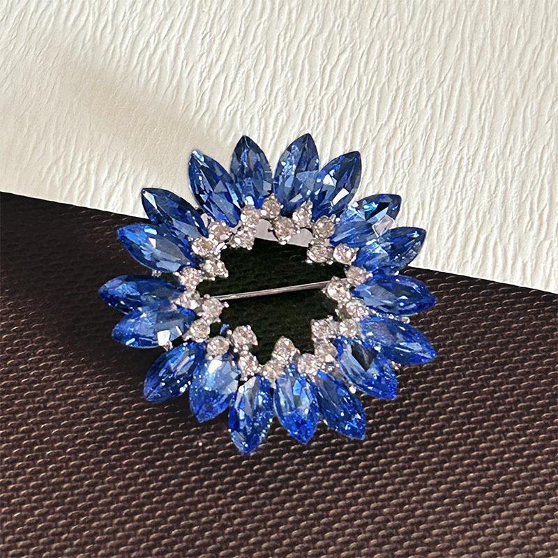 Роскошная Брошь-Цветок с Синими Бриллиантами - Женский Высококлассный Аксессуар с Регулируемой Застежкой на Талии и Премиальной Булавкой