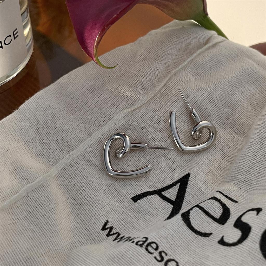 Вращающиеся серьги-гвоздики Love, нишевый дизайн модных девушек, серебряные иглы 925 пробы, темперамент, модные украшения для ушей, универсальные