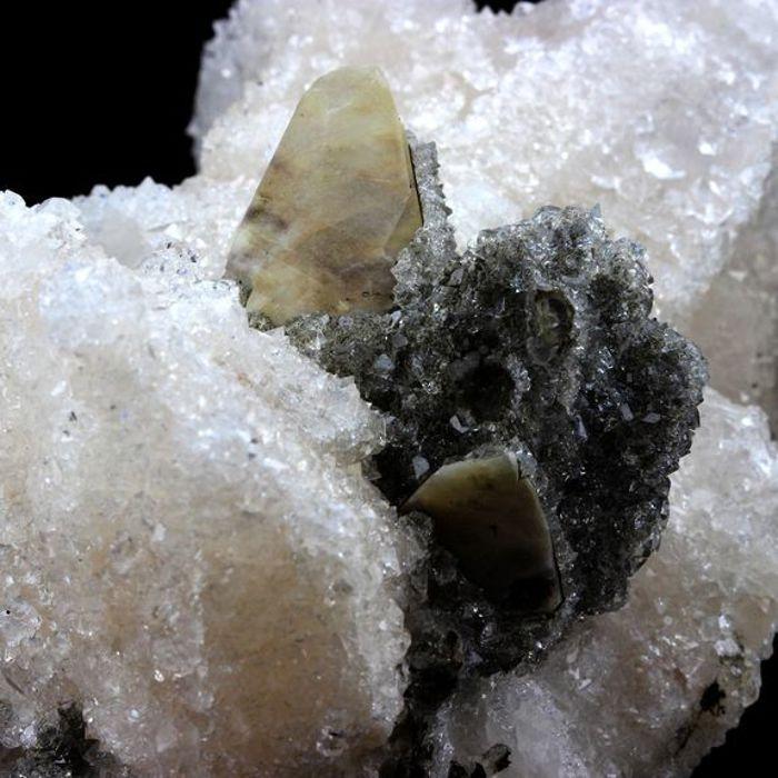 Pierres et Minéraux. Apophyllite, Calcite, Ilvaite. 2045.0 ct. Dalnegorsk, Russie.