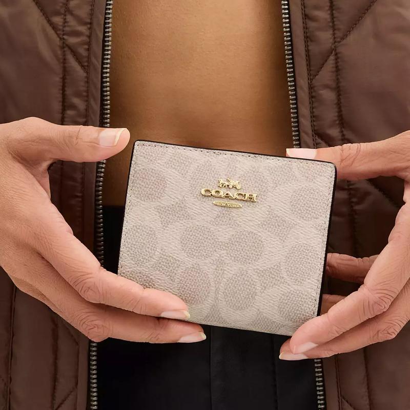 Coach Кошелек на кнопке Кошелек из покрытого холста Женский Песочный