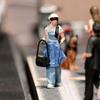 Модель шагающей девочки в масштабе 1/64, смоляная игрушка, реалистичные коллекционные миниатюрные фигурки для микро