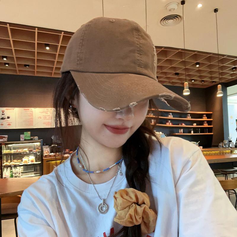 Бейсболка из хлопка в американском стиле с вышитыми буквами в минималистском стиле