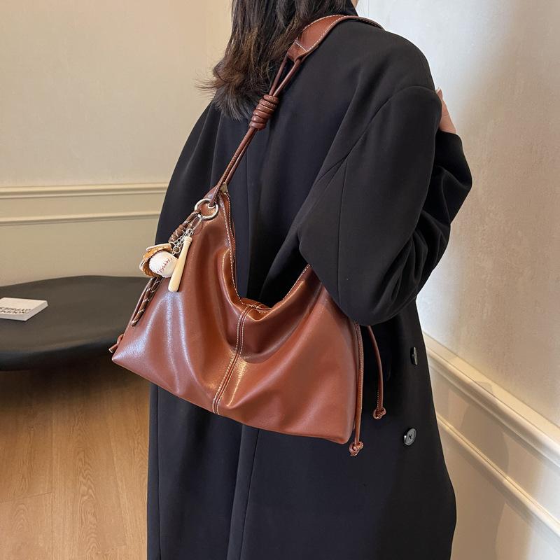 Однотонная сумка кроссбоди подмышку 2025 новая сумка-тоут повседневная для работы большая вместительность на плечо