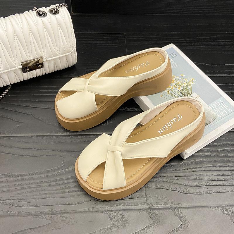 Сланцы на толстой подошве, популярные в интернете, женские летние для улицы, 2025, новый зарубежный стиль, высокая ценность, универсальные, на толстой подошве, увеличивающие рост, ленивые крутые шлепанцы