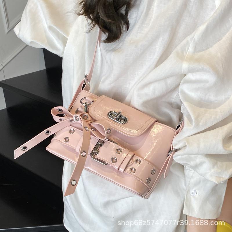 2025 New Hand Shoulder Bag Large Capacity Niche Design Motorcycle Versatile Millennial Hot Girl Armpit Bag Crossbody Bag