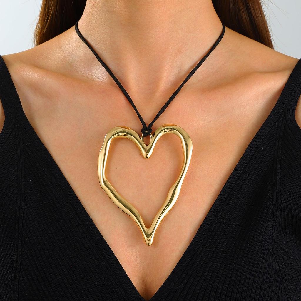 European-American Geometric Irregular Heart Hollow Pendant Oval Wax Rope Necklace