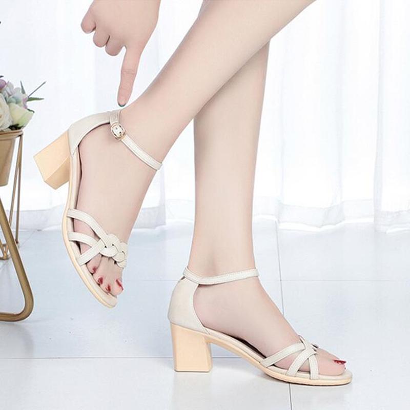 Женские сандалии в Риме. Женская летняя обувь. Черные модные черные модные женские сандалии на среднем каблуке с открытым носком.