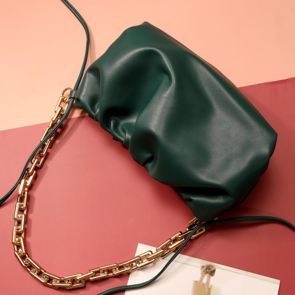 То же самое с новой сумкой на плечо 2021 года с толстой цепочкой и облачной сумкой