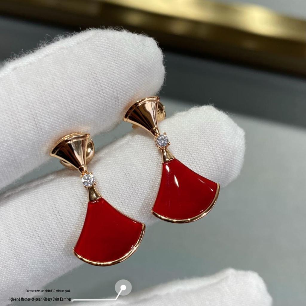 Серьги-веера из 18-каратного розового золота с бриллиантами, перламутром и красным агатом