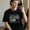 Я не старею, я повышаю уровень Футболка Смешная Игровая Футболка Любитель Игр Геймеры Подарок на День Рождения Топы Мужские Женские Летняя Хлопковая Футболка
