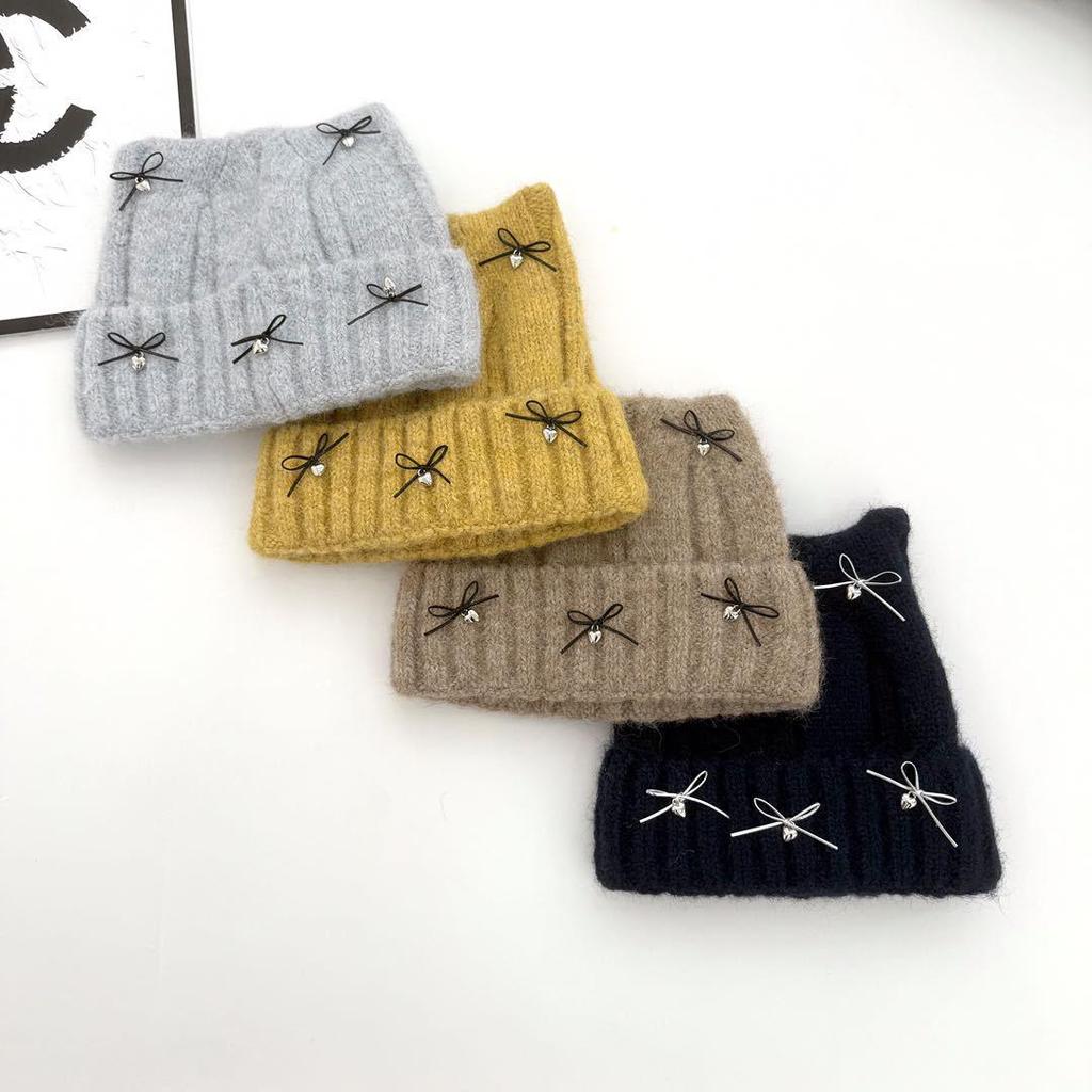 Вязаная шапка с кошачьими ушками на осень/зиму 2025 - Теплая и универсальная, с дизайном в виде банта, который подчеркивает лицо