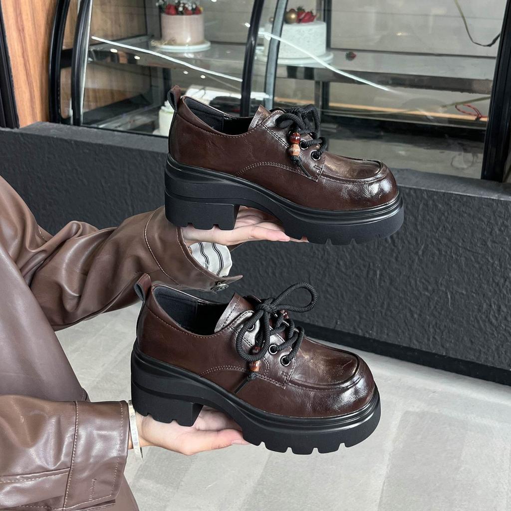Британский стиль шнуровка нишевые лоферы одинарная обувь женская 2025 новая платформа ретро модные универсальные для通勤 маленькие кожаные туфли