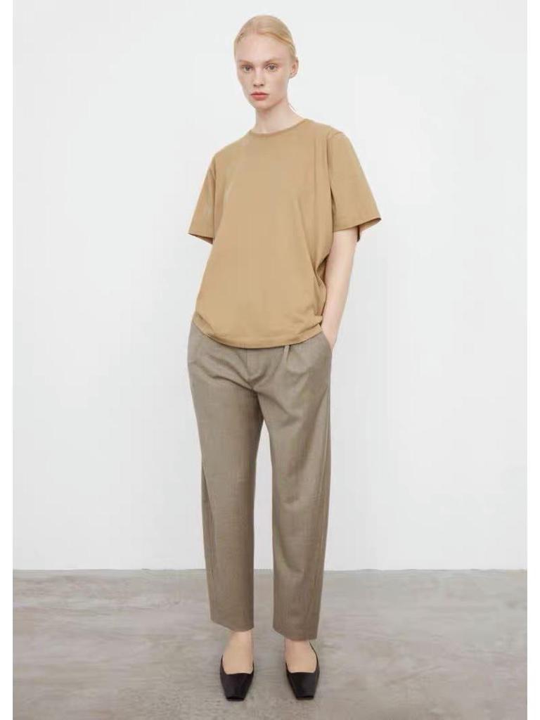 Минималистичная футболка А-силуэта с перекрученным швом, с круглым вырезом и короткими рукавами, коллекция весна/лето 2022.